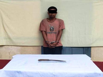 မန္တလေးတိုင်းဒေသကြီး၊ အမရပူရမြို့နယ်၌ ဓားဦးချွန်ကိုင်ဆောင်သူ အမျိုးသား တစ်ဦးအား   ဖမ်းဆီးအရေးယူမှု မှတ်တမ်းဓာတ်ပုံ။