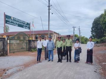 မွန်ပြည်နယ်၊ ကျိုက်ထိုခရိုင်၊ ကျိုက်ထိုမြို့နယ်၌ ပြည်နယ်ခွင့်ပြုရန်ပုံငွေဖြင့် ကော့ထင်းကျေးရွာလမ်း ကတ္တရာခင်းခြင်းလုပ်ငန်း ဆောင်ရွက်နေမှုအား ကွင်းဆင်းစစ်ဆေးမှု မှတ်တမ်းဓာတ်ပုံ။