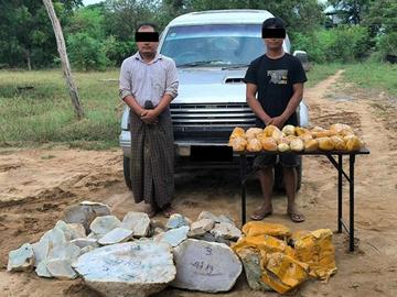 စစ်ကိုင်းတိုင်းဒေသကြီး၊ ရွှေဘိုမြို့နယ်၌ တရားမဝင် ကျောက်စိမ်းများ သယ်ဆောင်သူများအား ဖမ်းဆီးအရေးယူမှု မှတ်တမ်းဓာတ်ပုံ။