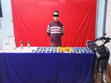 ပြစ်မှုကျူးလွန်သူအား ဖမ်းဆီးရမိသည့် စိတ်ပြောင်းဆေးဝါးများနှင့်အတူ တွေ့ရစဉ်။