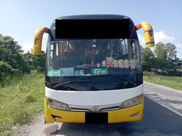 ဧရာဝတီတိုင်းဒေသကြီး၊ ပန်းတနော်မြို့နယ်၌ လမ်းဖြတ်ကူးသူကို အရှိန်မထိန်းနိုင်ဘဲ ဝင်ရောက်တိုက်မိခဲ့သည့် ခရီးသည်တင်မော်တော်ယာဉ်၏ မှတ်တမ်းဓာတ်ပုံ။