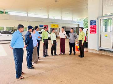 မွန်ပြည်နယ်၊ ကျိုက်ထိုခရိုင်၊ ကျိုက်ထိုမြို့နယ်အတွင်း စက်သုံးဆီအရောင်းဆိုင်များ၌  ဆီပြတ်လပ်မှု မရှိစေရေးနှင့် ရည်ညွှန်းဈေးနှုန်းများအတိုင်း ရောင်းချမှု ရှိ/မရှိ  ကွင်းဆင်းစစ်ဆေးမှု မှတ်တမ်းဓာတ်ပုံ။