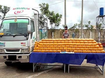 ပြစ်မှုကျူးလွန်သူအား ဖမ်းဆီးရမိသည့် စိတ်ကြွဆေးပြားများနှင့်အတူ တွေ့ရစဉ်။