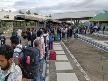 မြန်မာနိုင်ငံအတွင်းသို့ တရားမဝင် ဝင်ရောက်လာသည့် ပြည်ပနိုင်ငံသား ၃၁၇ ဦးအား  သက်ဆိုင်ရာနိုင်ငံများသို့ ထပ်မံလွှဲပြောင်းပေးအပ်မှု မှတ်တမ်းဓာတ်ပုံ။