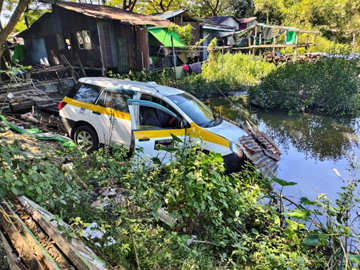 ရန်ကုန်တိုင်းဒေသကြီး၊ ဒလမြို့နယ်၌ အရှိန်မထိန်းနိုင်ဘဲ လမ်းဘေးတွင် ထိုင်နေသူများအား ဝင်ရောက်တိုက်မိခဲ့သည့် မော်တော်ယာဉ်၏ မှတ်တမ်းဓာတ်ပုံ။