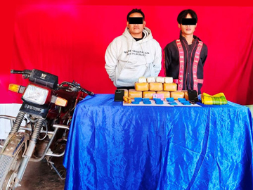 ပြစ်မှုကျူးလွန်သူများအား ဖမ်းဆီးရမိသည့် စိတ်ကြွရူးသွပ်ဆေးပြားများနှင့်အတူ တွေ့ရစဉ်။