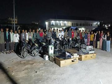 မန္တလေးတိုင်းဒေသကြီး၊ ပြည်ကြီးတံခွန်မြို့နယ်၌ ဘောလုံးပွဲ လောင်းကစား ပြုလုပ်သူများအား ဖမ်းဆီးအရေးယူမှု မှတ်တမ်းဓာတ်ပုံ။