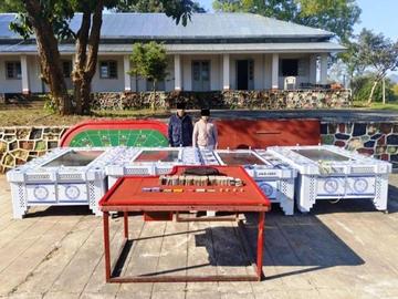 ရှမ်းပြည်နယ်၊ လားရှိုးမြို့နယ်၌ နေအိမ်အတွင်းမှ လောင်းကစားရာတွင် အသုံးပြုသည့် ပစ္စည်းများနှင့်အတူ တွေ့ရှိရ၍ အမျိုးသား တစ်ဦးနှင့် အမျိုးသမီး တစ်ဦးတို့အား ဖမ်းဆီးအရေးယူမှု မှတ်တမ်းဓာတ်ပုံ။