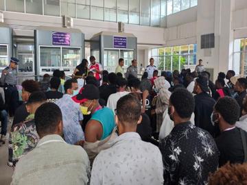 အွန်လိုင်းလိမ်လည်မှု (Telecom Fraud) နှင့် ဒုစရိုက်မှုလုပ်ငန်းများတွင် ဆက်စပ်ပါဝင်ခဲ့ကြသည့် ပြည်ပနိုင်ငံသား ၁၂၇ ဦးအား သက်ဆိုင်ရာနိုင်ငံများသို့ ထပ်မံပြည်နှင်လွှဲပြောင်းနိုင်ခဲ့ပြီး ပြည်ပနိုင်ငံသား ၁၃၁ ဦးအား ပြည်နှင်နိုင်ရေး စစ်ဆေးနိုင်ခဲ့မှု မှတ်တမ်းဓာတ်ပုံ။