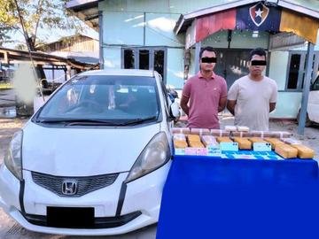 ပြစ်မှုကျူးလွန်သူများအား ဖမ်းဆီးရမိသည့် စိတ်ကြွရူးသွပ်ဆေးပြားများနှင့်အတူ တွေ့ရစဉ်။