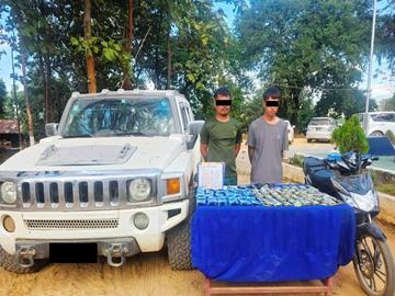 ပြစ်မှုကျူးလွန်သူများအား ဖမ်းဆီးရမိသည့် စိတ်ပြောင်းဆေးဝါးများ၊ ဆက်စပ်သက်သေခံပစ္စည်းများနှင့်အတူ တွေ့ရစဉ်။