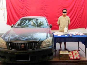 ပြစ်မှုကျူးလွန်သူအား ဖမ်းဆီးရမိသည့် စိတ်ပြောင်းဆေးဝါးများနှင့်အတူ တွေ့ရစဉ်။