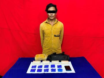 ပြစ်မှုကျူးလွန်သူအား ဖမ်းဆီးရမိသည့် စိတ်ကြွရူးသွပ်ဆေးပြားများနှင့်အတူ တွေ့ရစဉ်။