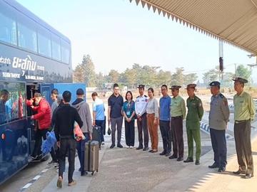 အွန်လိုင်းလိမ်လည်မှု (Telecom Fraud) နှင့် ဒုစရိုက်မှုလုပ်ငန်းများတွင် ဆက်စပ်ပါဝင်ခဲ့ကြသည့်  ပြည်ပနိုင်ငံသား ၂၄ ဦးအား မြန်မာ-ထိုင်း အမှတ်(၂)ချစ်ကြည်ရေးတံတားမှတစ်ဆင့်   သက်ဆိုင်ရာနိုင်ငံများသို့ ထပ်မံလွှဲပြောင်းပေးအပ်မှု မှတ်တမ်းဓာတ်ပုံ။