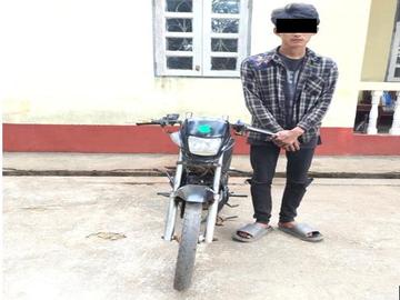 မွန်ပြည်နယ်၊ ဘီးလင်းမြို့နယ်၌ လိုင်စင်မဲ့မော်တော်ဆိုင်ကယ် လက်ဝယ်ထားစီးနင်းသူ အမျိုးသား တစ်ဦးအား ဖမ်းဆီးရမိမှု မှတ်တမ်းဓာတ်ပုံ။