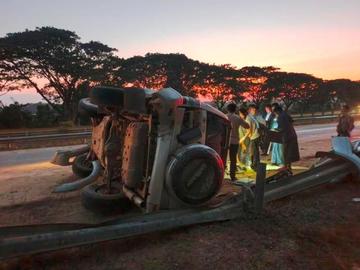ပဲခူးတိုင်းဒေသကြီး၊ ရေတာရှည်မြို့နယ် ရန်ကုန်-မန္တလေးအမြန်လမ်းမကြီး၌ ယာဉ်တိုက်မှုဖြစ်ပွားခဲ့သည့် မော်တော်ယာဉ်၏ မှတ်တမ်းဓာတ်ပုံ။