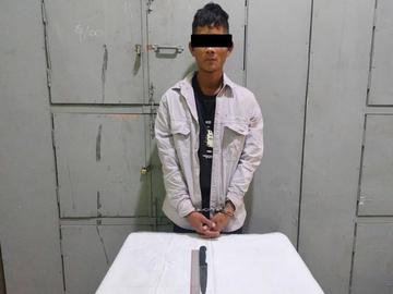 မန္တလေးတိုင်းဒေသကြီး၊ ပြည်ကြီးတံခွန်မြို့နယ်၌ ဓားဦးချွန်ကိုင်ဆောင်သူ  အမျိုးသား တစ်ဦးအား ဖမ်းဆီးအရေးယူမှု မှတ်တမ်းဓာတ်ပုံ။