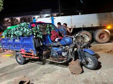 မန္တလေးတိုင်းဒေသကြီး၊ ပျော်ဘွယ်မြို့နယ်၌ ယာဉ်တိုက်မှုဖြစ်စဉ်မှ မော်တော်ယာဉ်နှင့် သုံးဘီးယာဉ်တို့၏ မှတ်တမ်းဓာတ်ပုံ။