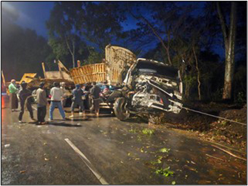 ရှမ်းပြည်နယ်၊ တောင်ကြီးမြို့နယ်၌ ယာဉ်တိမ်းမှောက်မှုဖြစ်ပွားခဲ့သည့်  မော်တော်ယာဉ်၏ မှတ်တမ်းဓာတ်ပုံ။