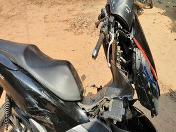 ဧရာဝတီတိုင်းဒေသကြီး၊ မြောင်းမြမြို့နယ်၌ ယာဉ်တိုက်မှုဖြစ်ပွားခဲ့သည့်   ဆိုင်ကယ်၏ မှတ်တမ်းဓာတ်ပုံ။