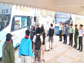 အွန်လိုင်းလိမ်လည်မှု (Telecom Fraud) နှင့် ဒုစရိုက်မှုလုပ်ငန်းများတွင် ဆက်စပ်ပါဝင်ခဲ့ကြသည့်  နိုင်ငံပေါင်း ၁၁ နိုင်ငံမှ ပြည်ပနိုင်ငံသား ၁၃၄ ဦးအား မြန်မာ-ထိုင်း အမှတ်(၂)ချစ်ကြည်ရေး  တံတားမှတစ်ဆင့် သက်ဆိုင်ရာနိုင်ငံများသို့ ထပ်မံလွှဲပြောင်းပေးအပ်မှု မှတ်တမ်းဓာတ်ပုံ။