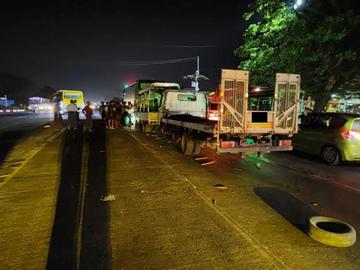 ရန်ကုန်တိုင်းဒေသကြီး၊ လှိုင်သာယာ(အနောက်ပိုင်း)မြို့နယ်၌ မော်တော်ယာဉ် သုံးစီး  ဆင့်တိုက်မှု ဖြစ်ပွားခဲ့သည့် မော်တော်ယာဉ်များ၏ မှတ်တမ်းဓာတ်ပုံ။