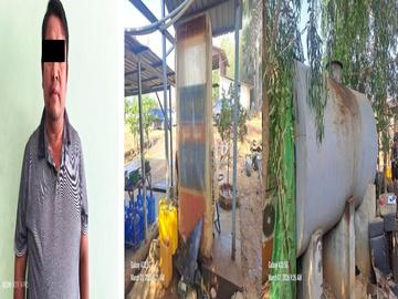 ရန်ကုန်တိုင်းဒေသကြီး၊ ကျောက်တန်းမြို့နယ်၊ ရွှေပြည်သာယာရပ်ကွက်တွင် စက်သုံးဆီများ တရားမဝင် လက်ဝယ်ထားရှိသူ ရဲအောင်နှင့် သက်သေခံပစ္စည်းများ ဖမ်းဆီးရမိမှု မှတ်တမ်းဓာတ်ပုံ။