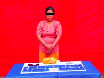 ပြစ်မှုကျူးလွန်သူအား ဖမ်းဆီးရမိသည့် စိတ်ကြွရူးသွပ်ဆေးပြားများနှင့်အတူ တွေ့ရစဉ်။