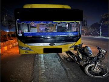 ရန်ကုန်တိုင်းဒေသကြီး၊ မှော်ဘီမြို့နယ်၌ ယာဉ်တိုက်မှုဖြစ်ပွားခဲ့သည့် မော်တော်ယာဉ်နှင့် ဆိုင်ကယ်၏ မှတ်တမ်းဓာတ်ပုံ။