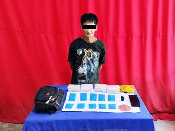 ပြစ်မှုကျူးလွန်သူအား ဖမ်းဆီးရမိသည့် စိတ်ကြွရူးသွပ်ဆေးပြားများနှင့်အတူ တွေ့ရစဉ်။