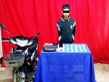 ပြစ်မှုကျူးလွန်သူအား ဖမ်းဆီးရမိသည့် စိတ်ကြွရူးသွပ်ဆေးပြားများနှင့်အတူ တွေ့ရစဉ်။