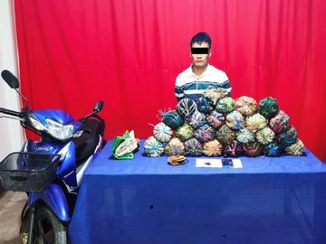 ပြစ်မှုကျူးလွန်သူအား ဖမ်းဆီးရမိသည့် ဘိန်းစိမ်းများနှင့်အတူ တွေ့ရစဉ်။