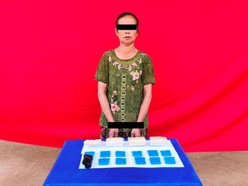 ပြစ်မှုကျူးလွန်သူအား ဖမ်းဆီးရမိသည့် စိတ်ကြွရူးသွပ်ဆေးပြားများနှင့်အတူ တွေ့ရစဉ်။