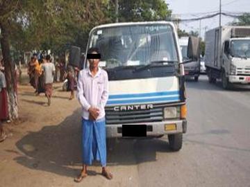 မန္တလေးတိုင်းဒေသကြီး၊ ပြည်ကြီးတံခွန်မြို့နယ်၌ ယာဉ်တိုက်မှုဖြစ်ပွားခဲ့သည့် ယာဉ်မောင်းနှင့် မော်တော်ယာဉ်၏ မှတ်တမ်းဓာတ်ပုံ။