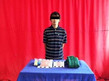 ပြစ်မှုကျူးလွန်သူအား ဖမ်းဆီးရမိသည့် စိတ်ကြွရူးသွပ်ဆေးပြားများနှင့်အတူ တွေ့ရစဉ်။