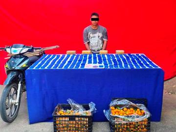 ပြစ်မှုကျူးလွန်သူအား ဖမ်းဆီးရမိသည့် စိတ်ကြွရူးသွပ်ဆေးပြားများနှင့်အတူ တွေ့ရစဉ်။