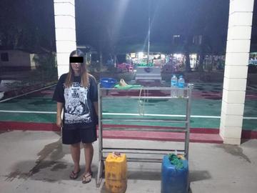 ဧရာဝတီတိုင်းဒေသကြီး၊ ပုသိမ်မြို့နယ်၌ စက်သုံးဆီများ တရားမဝင် ဖြန့်ဖြူးရောင်းချသူ  အမျိုးသမီး တစ်ဦးအား ဖမ်းဆီးအရေးယူမှု မှတ်တမ်းဓာတ်ပုံ။