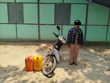 ပဲခူးတိုင်းဒေသကြီး၊ ရေတာရှည်မြို့နယ်၌ စက်သုံးဆီများ တရားမဝင် သယ်ဆောင်လာသူအား ဖမ်းဆီးအရေးယူမှု မှတ်တမ်းဓာတ်ပုံ။