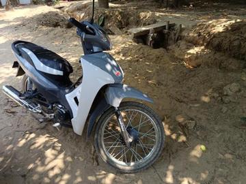 ဧရာဝတီတိုင်းဒေသကြီး၊ ငပုတောမြို့နယ်၌ ယာဉ်တိုက်မှုဖြစ်ပွားခဲ့သည့် ဆိုင်ကယ်၏ မှတ်တမ်းဓာတ်ပုံ။