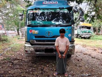 ရှမ်းပြည်နယ်၊ မိုင်းဖြတ်မြို့နယ်၌ ယာဉ်တိုက်မှု ဖြစ်ပွားခဲ့သည့်  မော်တော်ယာဉ်နှင့် ယာဉ်မောင်း၏ မှတ်တမ်းဓာတ်ပုံ။ 