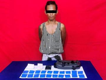 ပြစ်မှုကျူးလွန်သူအား ဖမ်းဆီးရမိသည့် စိတ်ကြွရူးသွပ်ဆေးပြားများနှင့်အတူ တွေ့ရစဉ်။