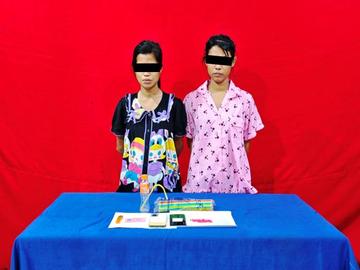 ပြစ်မှုကျူးလွန်သူများအား သိမ်းဆည်းရမိသည့် စိတ်ကြွဆေးပြား ၁၁၅ ပြားနှင့်အတူ တွေ့ရစဉ်။