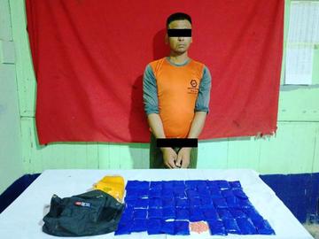 ပြစ်မှုကျူးလွန်သူအား ဖမ်းဆီးရမိသည့် စိတ်ကြွရူးသွပ်ဆေးပြားများနှင့်အတူ တွေ့ရစဉ်။