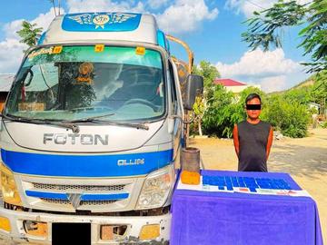 ပြစ်မှုကျူးလွန်သူအား ဖမ်းဆီးရမိသည့် စိတ်ကြွရူးသွပ်ဆေးပြားများနှင့်အတူ တွေ့ရစဉ်။