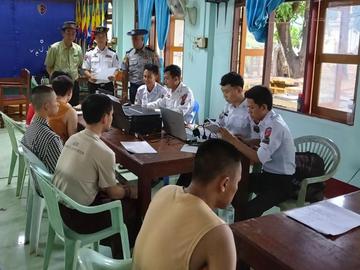 အွန်လိုင်းလိမ်လည်မှု (Telecom Fraud) လုပ်ငန်းများအား ဆက်လက်စစ်ဆေး ဆောင်ရွက်လျက်  ရှိပြီး တရုတ်နိုင်ငံသား ၂၇ ဦးအား ထပ်မံဖော်ထုတ်ထိန်းသိမ်းနိုင်ခဲ့ကာ  ပြည်နှင်နိုင်ရေး စစ်ဆေးနိုင်ခဲ့မှု မှတ်တမ်းဓာတ်ပုံ။